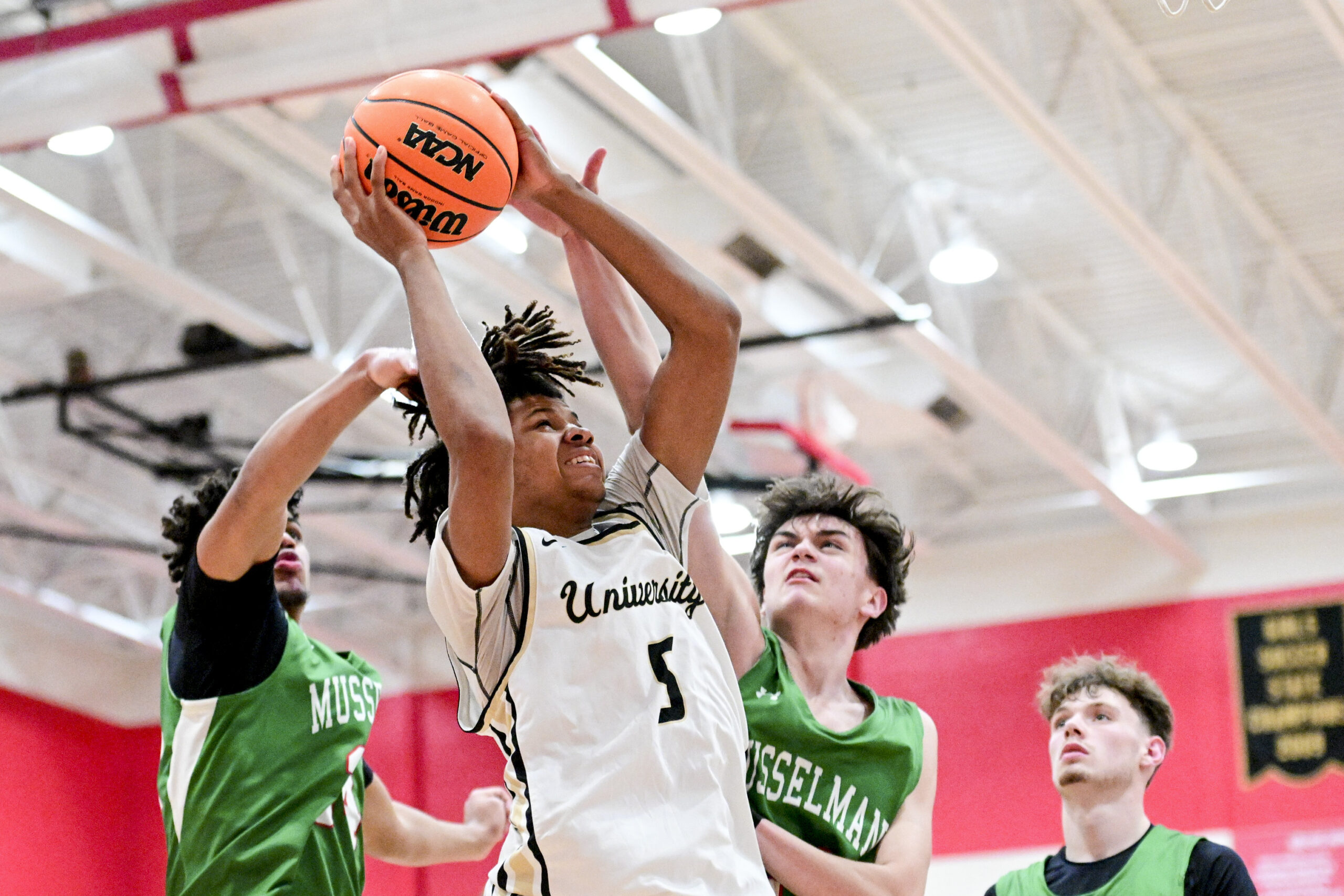 Ford leads Hawks over Applemen in regular-season finale